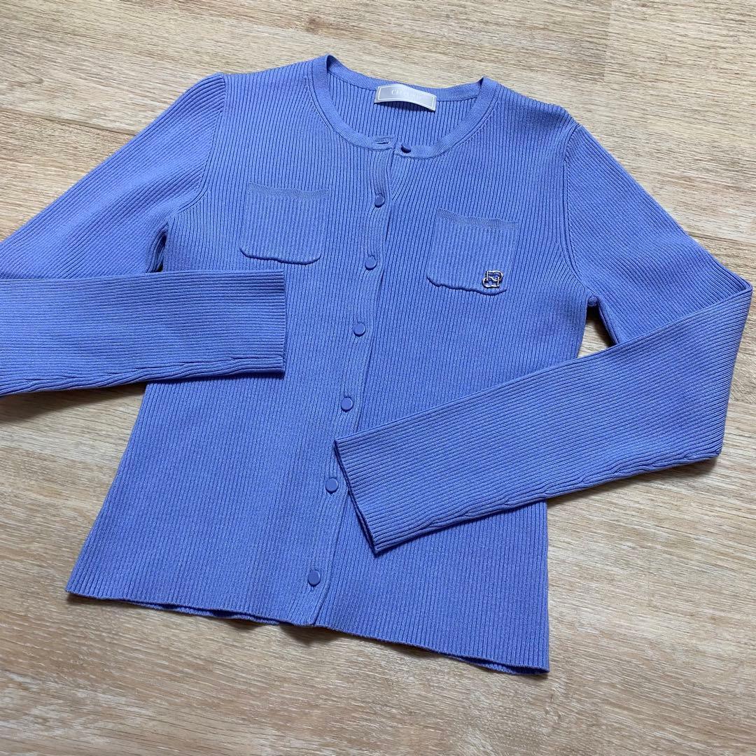 新品 完売2025 CELFORD ロゴチャーム リブニットカーディガン ブルー