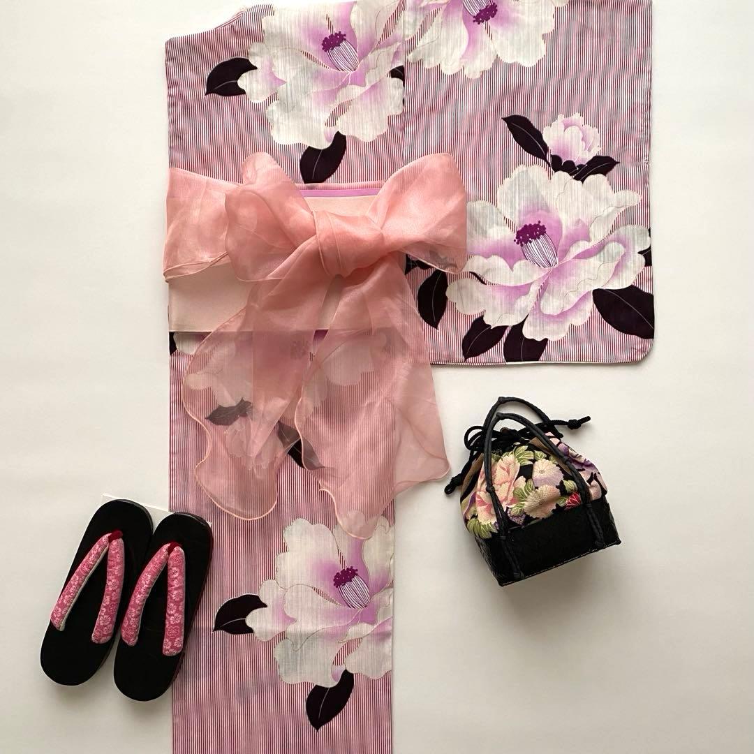 【浴衣5点セット】ボヌールセゾン　浴衣　半幅帯　飾り帯　かごバッグ　下駄　椿　縞