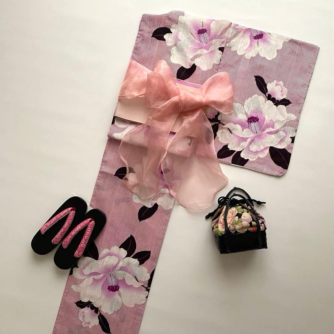 【浴衣5点セット】ボヌールセゾン　浴衣　半幅帯　飾り帯　かごバッグ　下駄　椿　縞