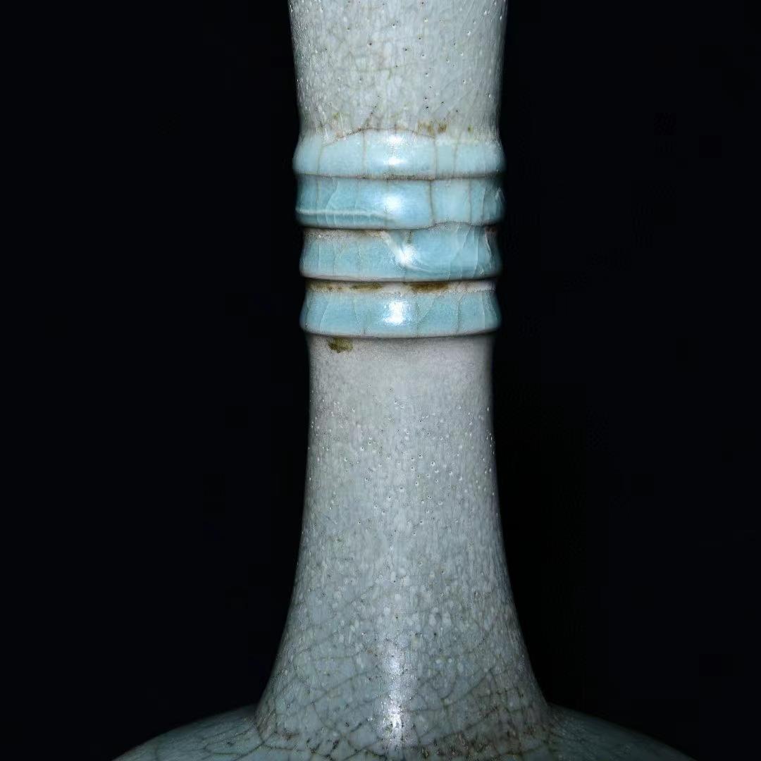 中国古美術・旧蔵の磁器、弦模様が嵌め込まれた長颈瓶・17x43cm・置物・文房具