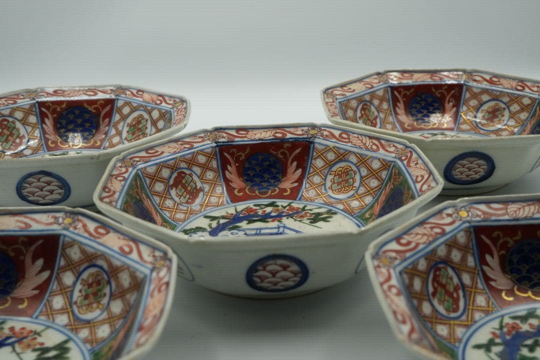 大聖寺伊万里　５客　赤絵金彩　八角中皿　大明萬暦年製　磁貫入　丸紋巻物　波図