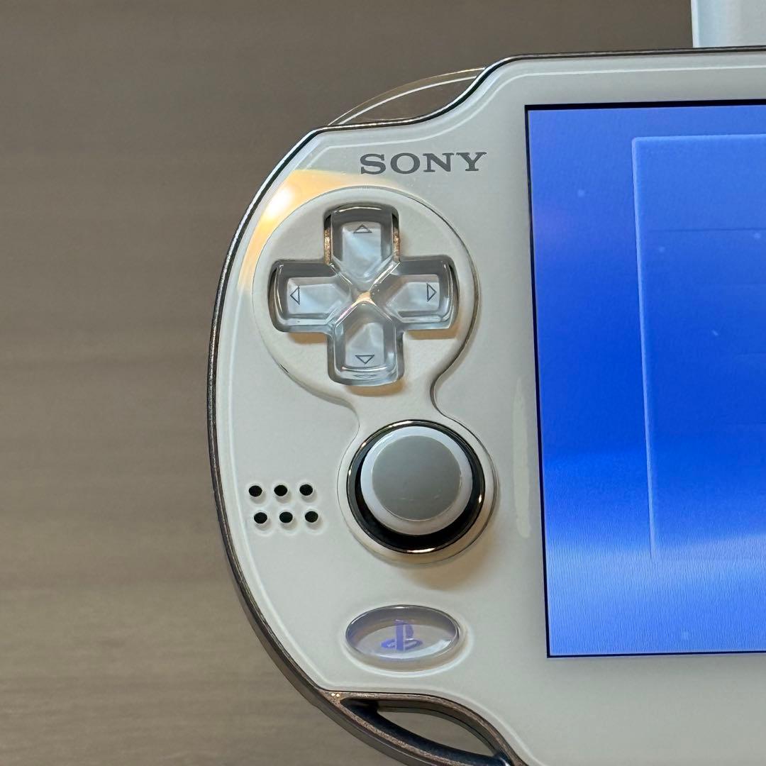 6-197【美品】PSVITA PCH-1100 クリスタル・ホワイト