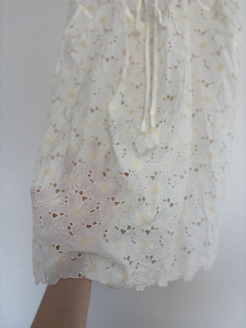 プリスティン　花柄刺繍 ホワイトキャミソール