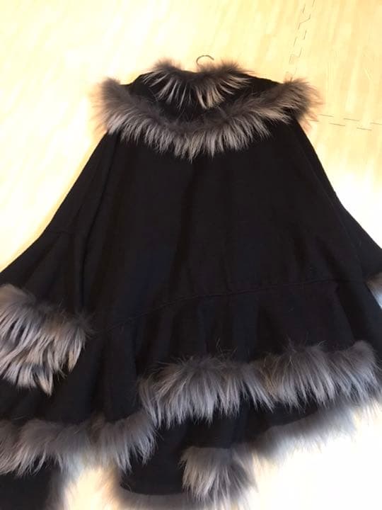 AKHESA ラクーンファー付きケープ ポンチョ