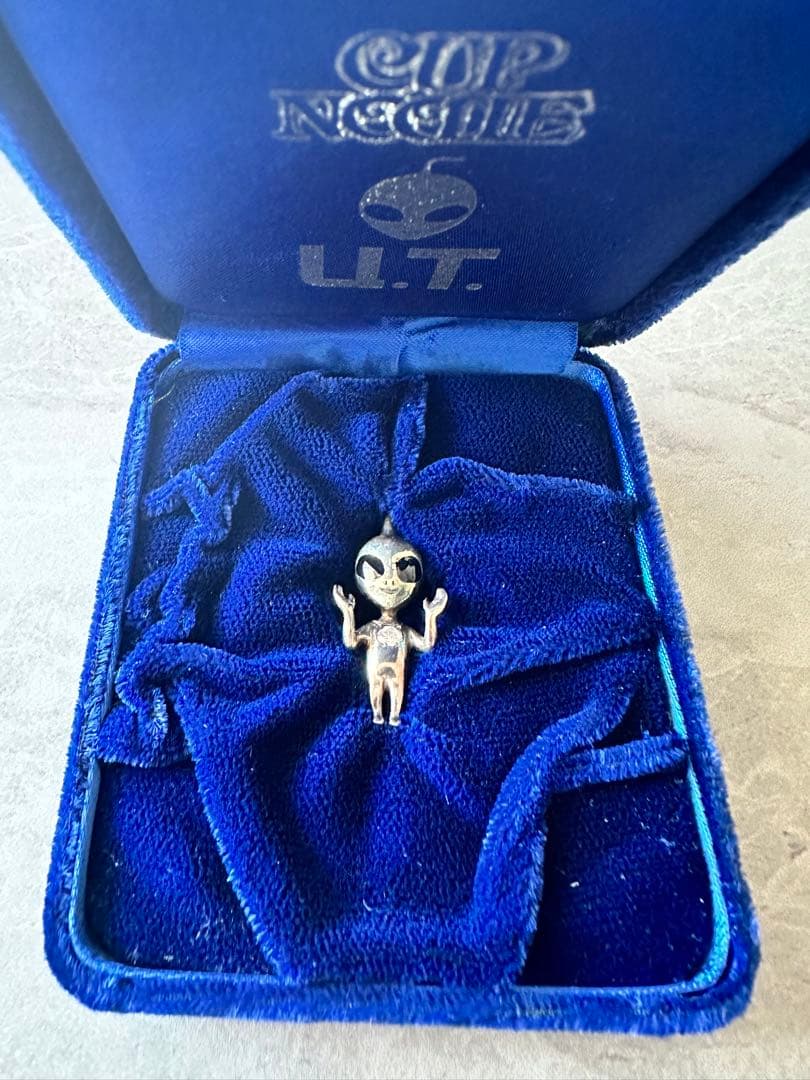 【田中貴金属製】輝け！ U.T. 宇宙人 ペンダントトップダイヤモンド0.1ct