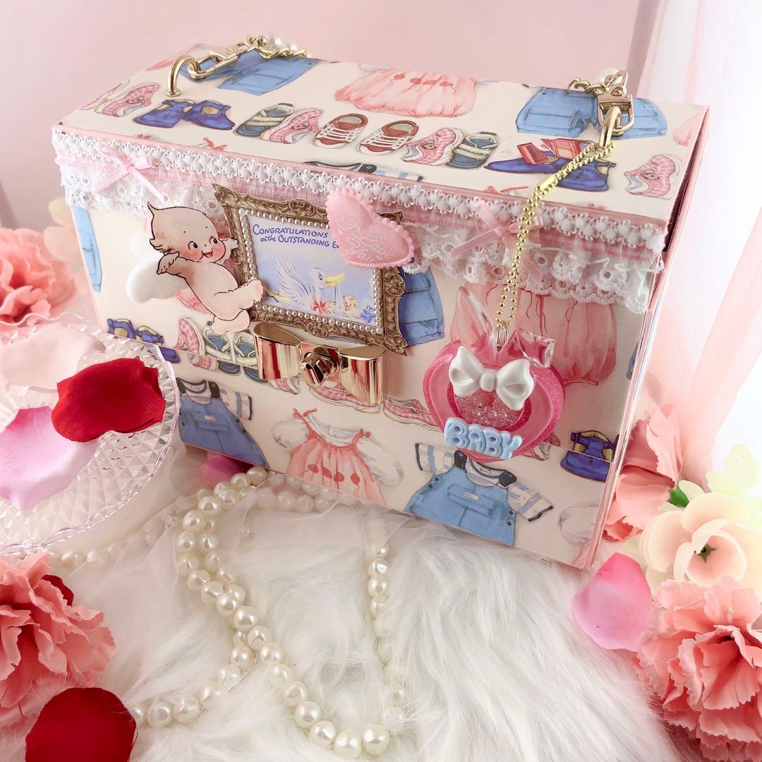 可愛いイラストのボックス型バッグ