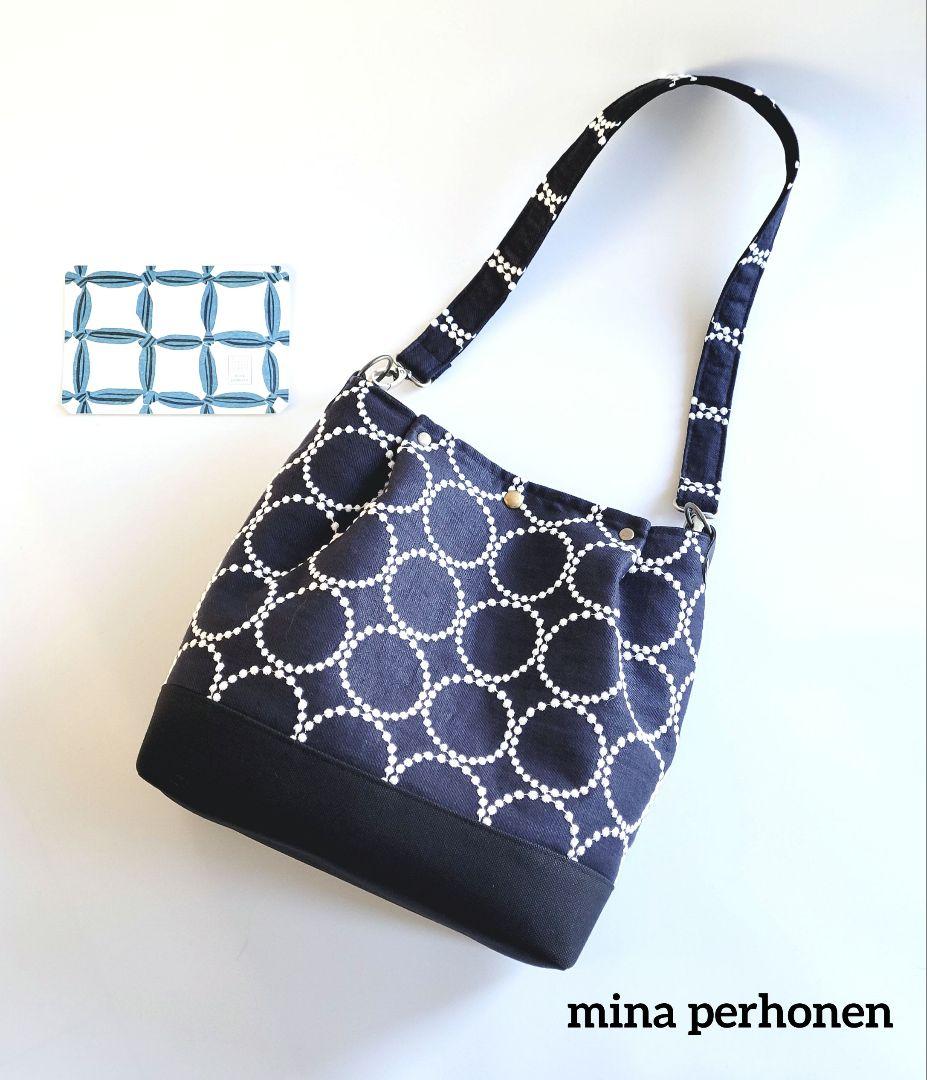 ミナペルホネン　大きめショルダーバック 新作タンバリン　(ネイビー)