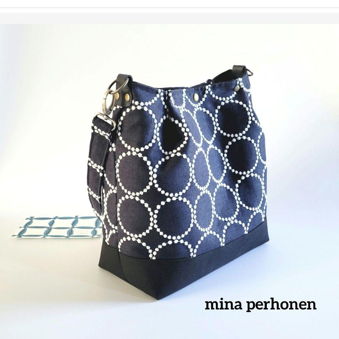 ミナペルホネン　大きめショルダーバック 新作タンバリン　(ネイビー)