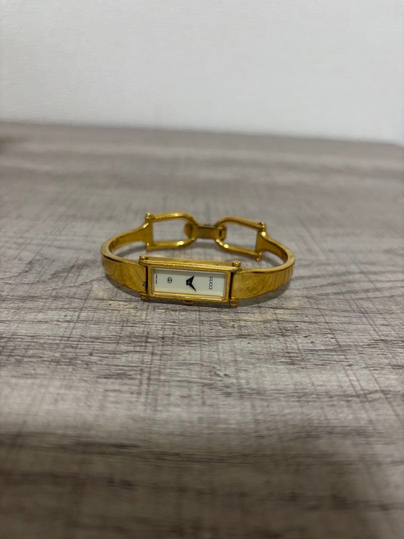 GUCCI ゴールド バングルウォッチ