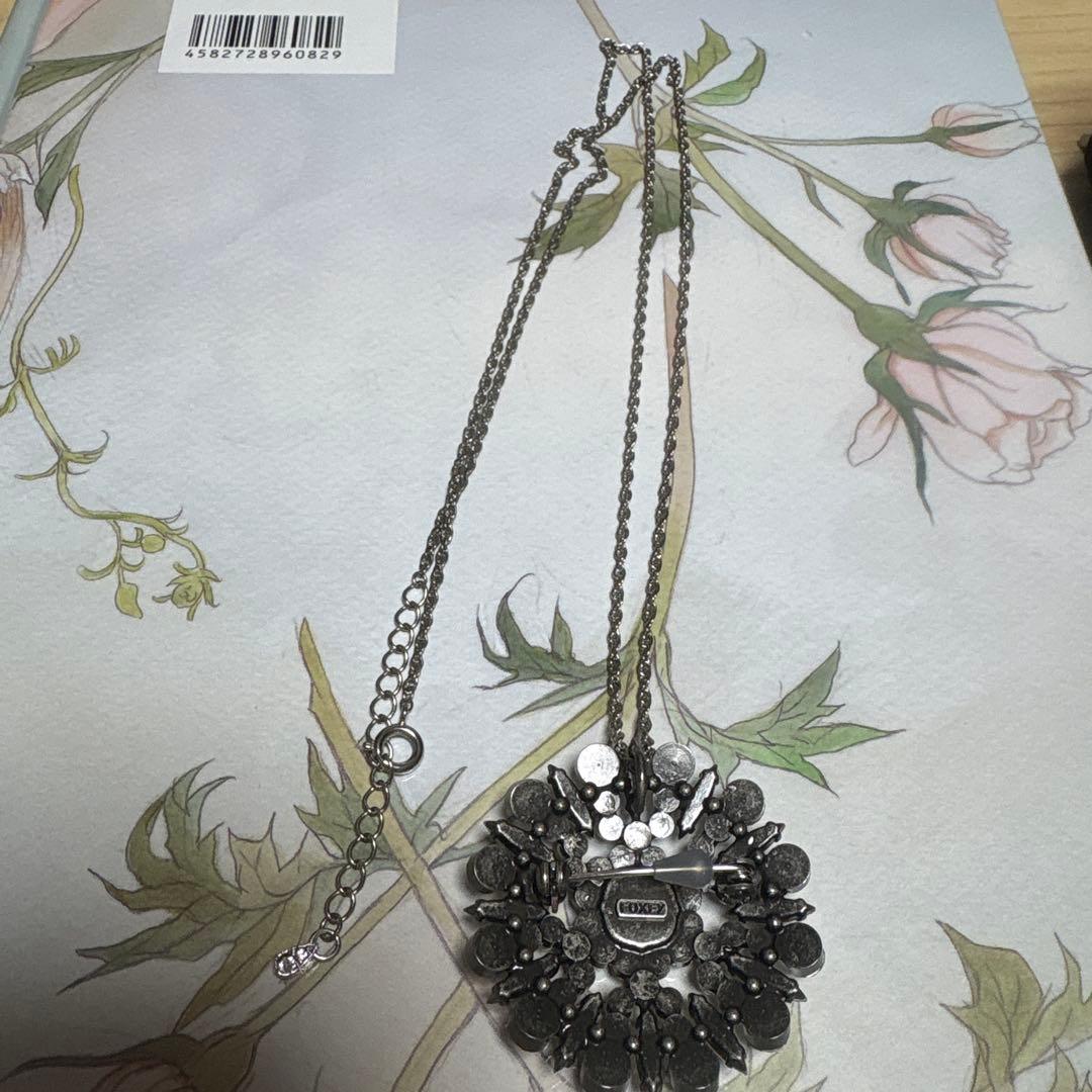 FOXEY クリスタルとパールの花形ペンダント