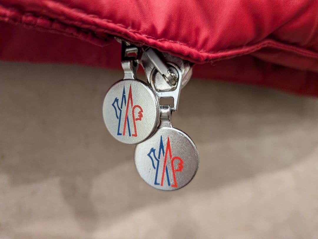 【美品】MONCLER（モンクレール）赤 ダウンベスト