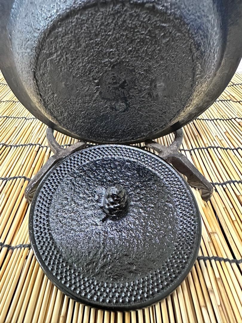 新品、供箱等付属品付　南部岩鋳四代目清末作 　真作保証　１８型アラレ　南部鉄瓶