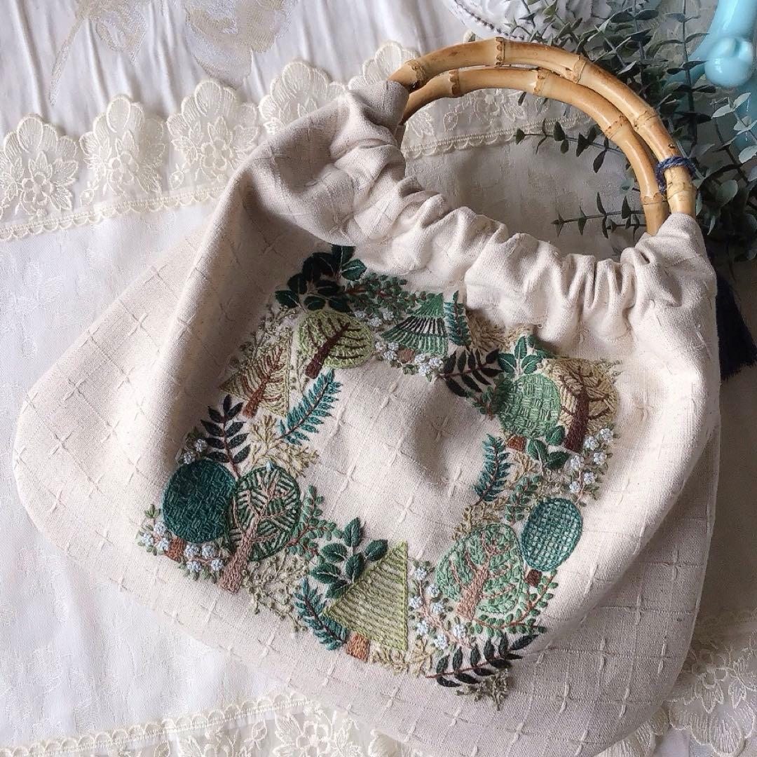 森の散歩道のバンブーバック　手刺繍　ハンドメイド