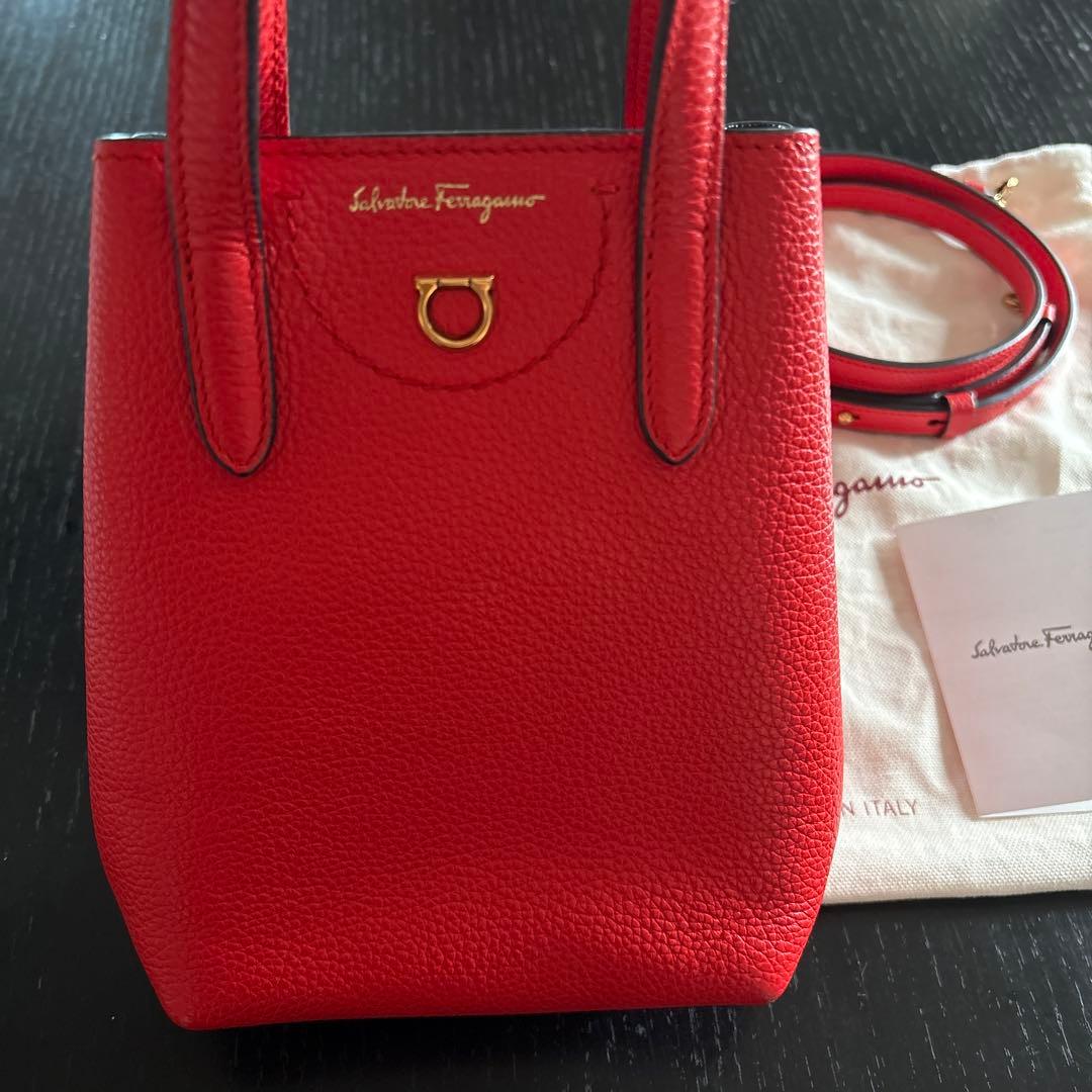 フェラガモ　ミニ　バッグ　2way レッド