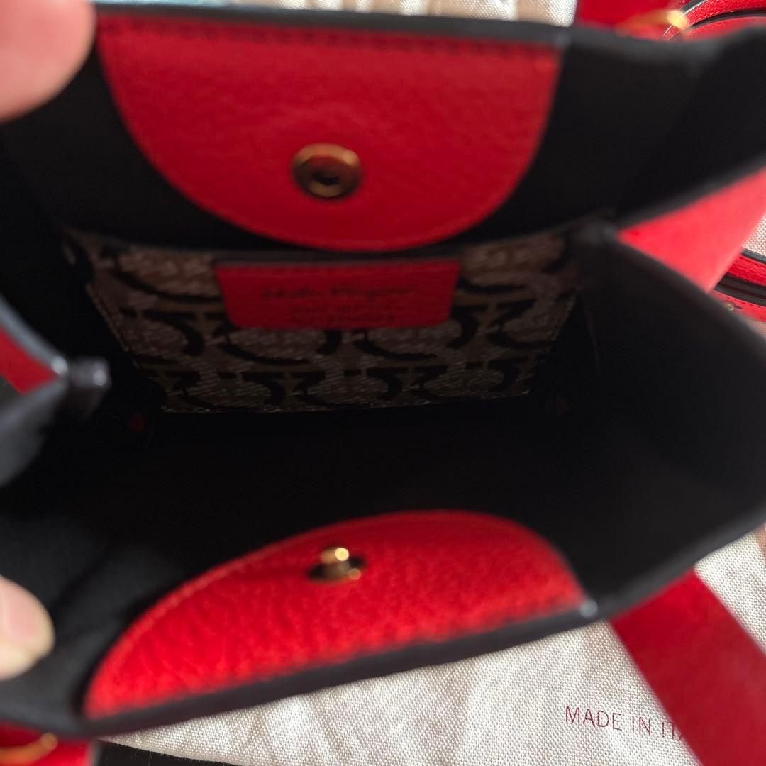 フェラガモ　ミニ　バッグ　2way レッド