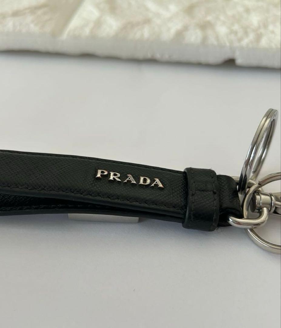 PRADA プラダ　三角ロゴ　ブラックレザー キーホルダー　キーリング
