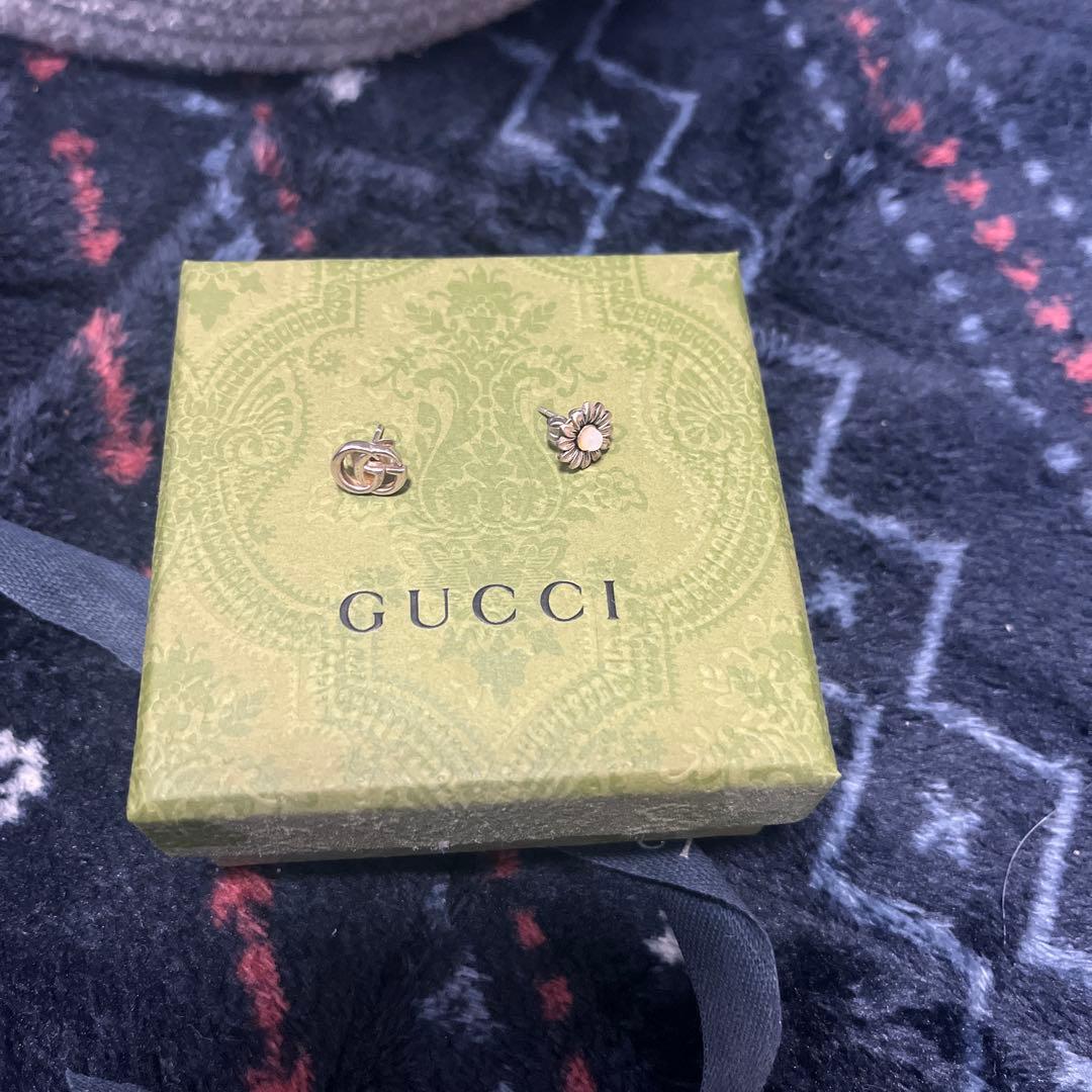 GUCCI Gロゴと花モチーフのピアス