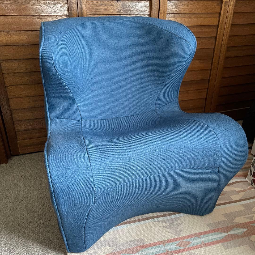 ドクターチェアプラス　青い姿勢矯正用チェア　姿勢が良くなる