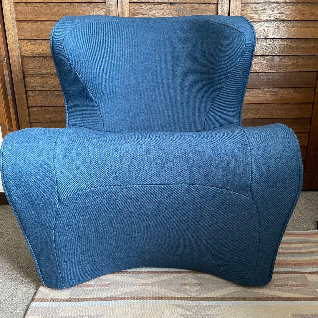 ドクターチェアプラス　青い姿勢矯正用チェア　姿勢が良くなる