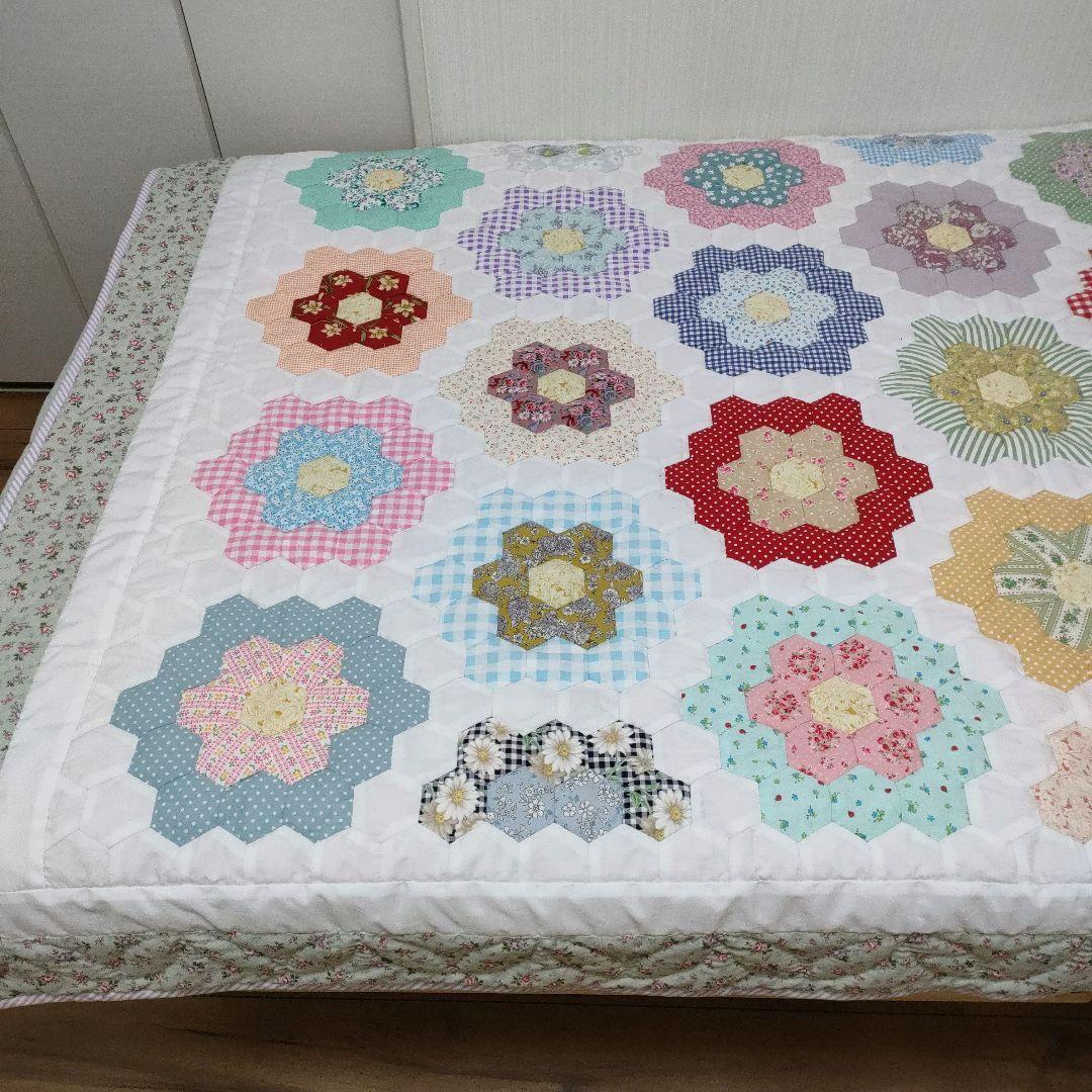 ハンドメイド　パッチワーク　キルト　ベッドカバー　花柄　おばあちゃんの花園