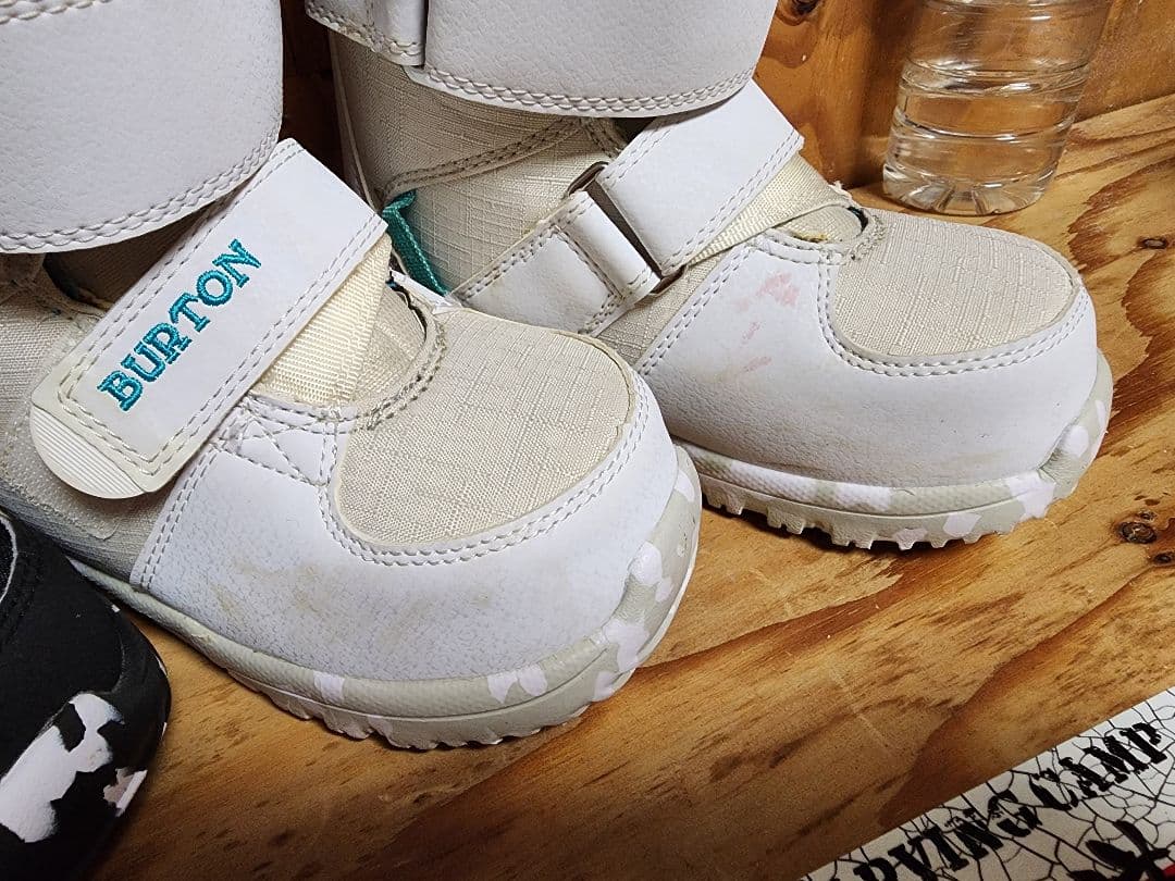 BURTON 子ども用スノーボードブーツ 黒と白　22-23モデル