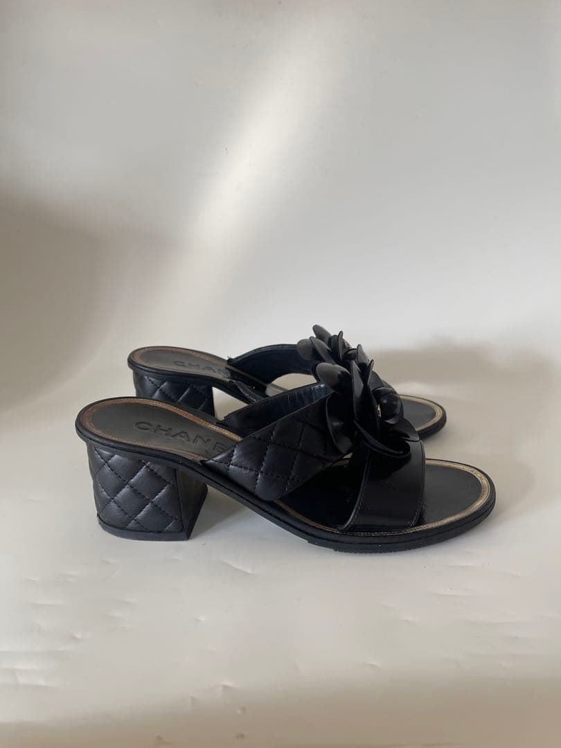 chanelシャネルフラワー装飾付きブラックサンダル