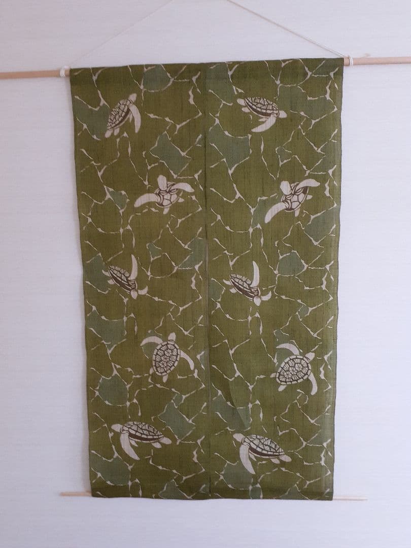 ウージ染め　タペストリー　ウミガメ