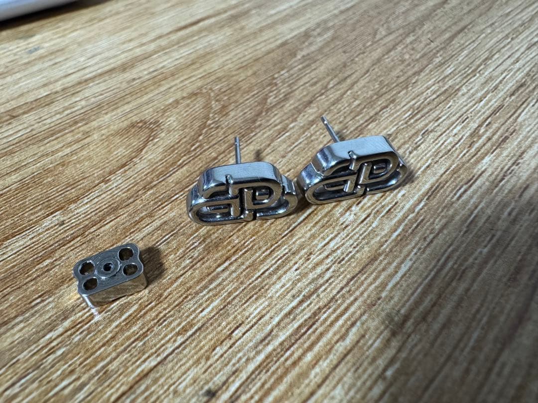 Balenciaga ロゴ入りメタルスタッドピアス