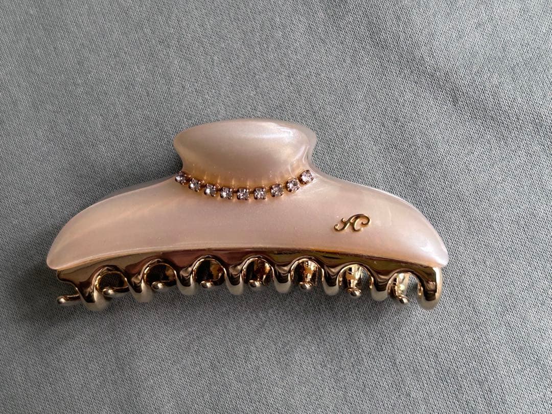 acca ストーン付きヘアクリップ ベージュ