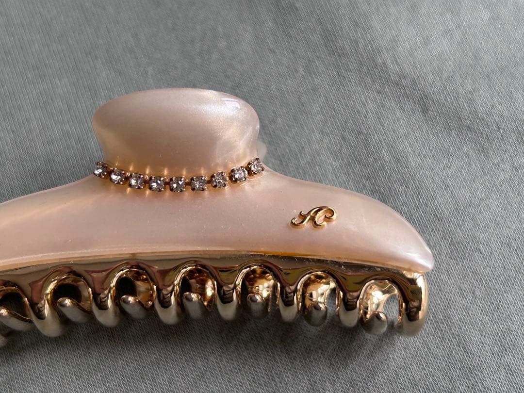 acca ストーン付きヘアクリップ ベージュ