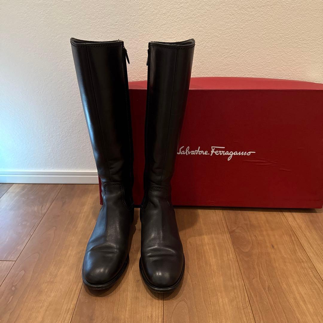 フェラガモ　ローヒールロングブーツ　黒