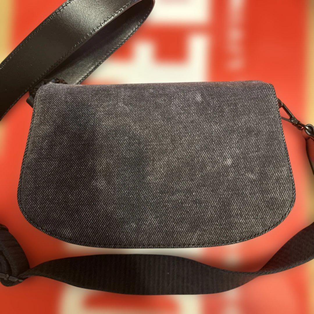 Diesel 1DR ロゴエンボス カメラバッグ - ショルダーバック ブラック