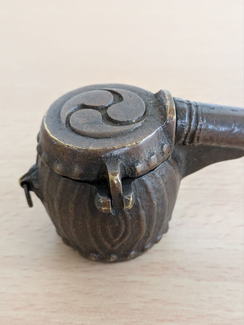 矢立　太鼓型　三つ巴模様