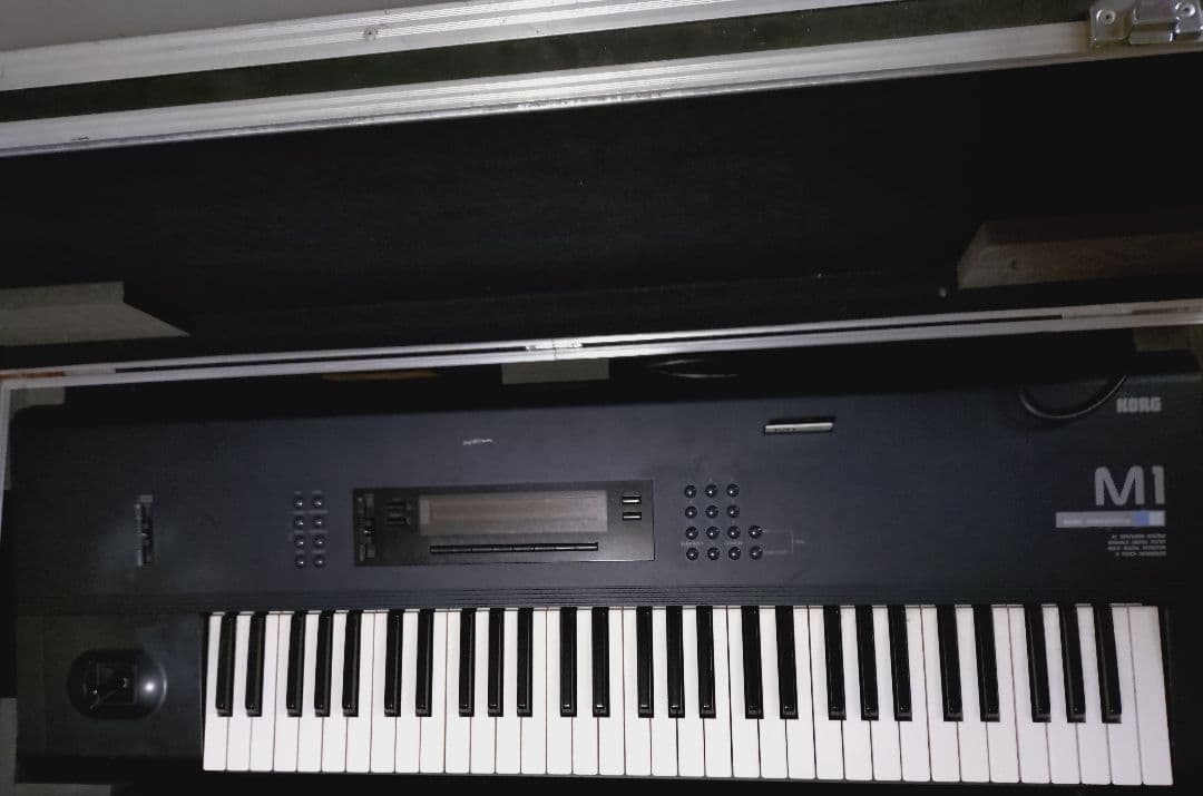 KORG M1　ケースつき