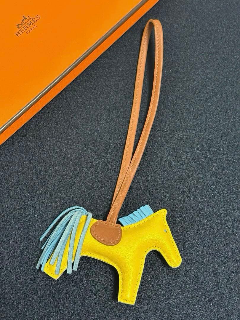 HERMES エルメス ロデオチャーム　PMジョーヌナプル セレステ ゴールド