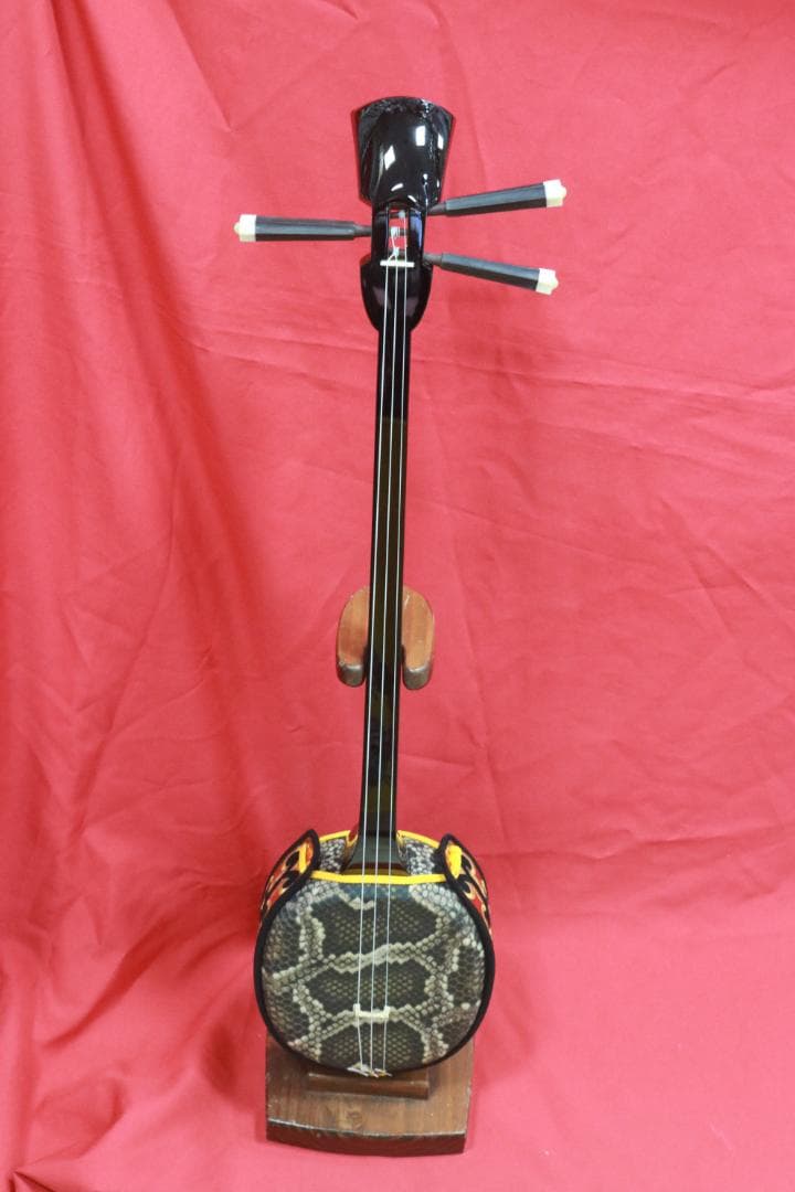 沖縄　エレキ三線（人工皮張り）初心者にもおすすめ　新品未使用　送料無料