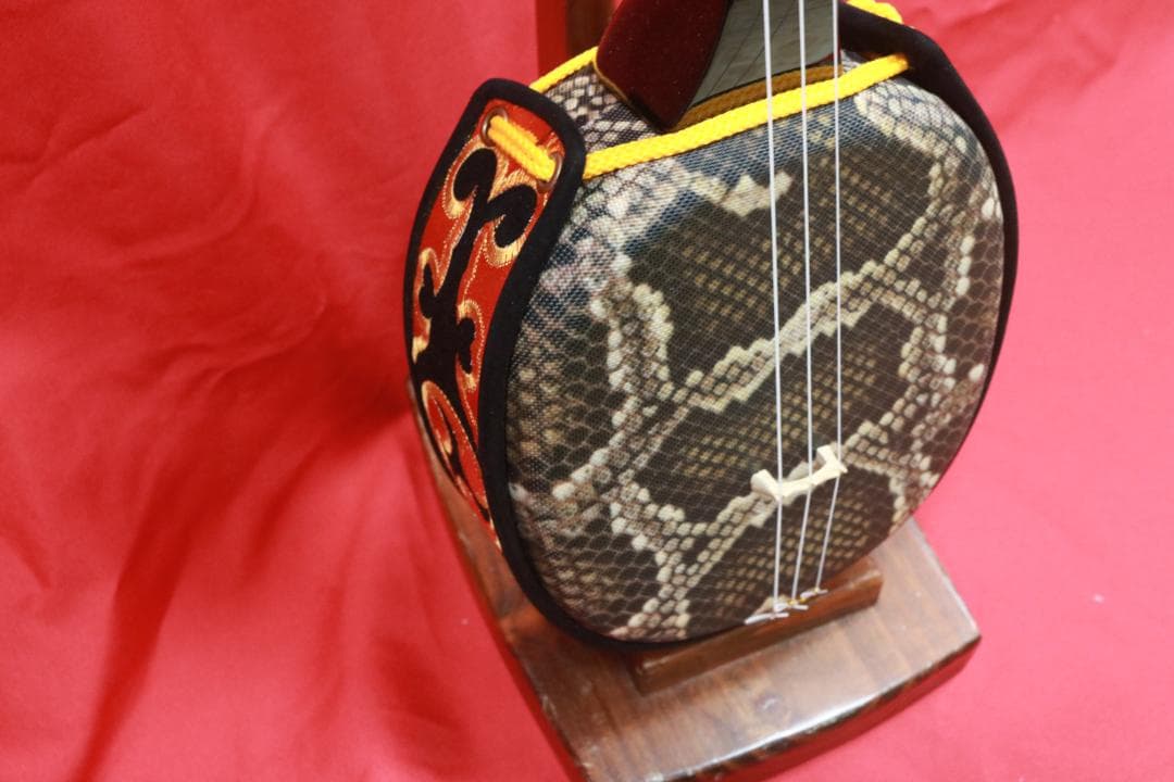 沖縄　エレキ三線（人工皮張り）初心者にもおすすめ　新品未使用　送料無料