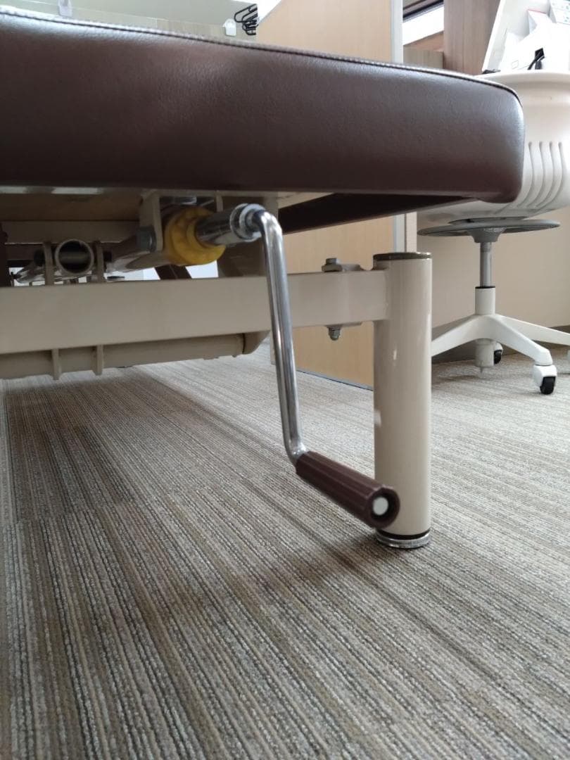 ベッド（Takada 有孔手動式ハイローベッド）引取の場合12,000円引き