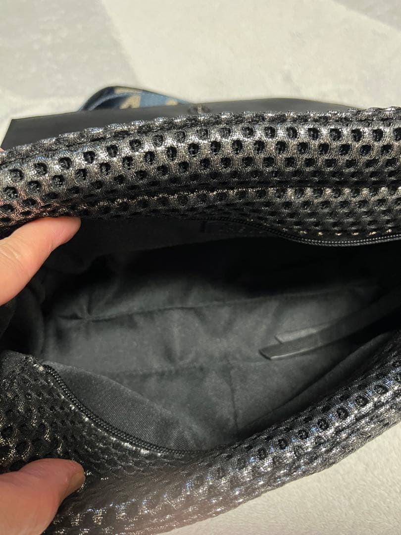 ヤマダヤLASUD アシンメトリーフラップボディバッグ