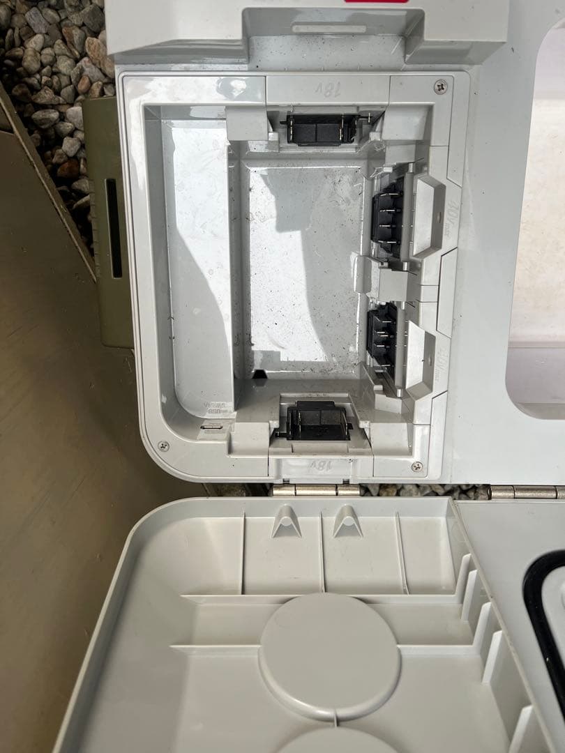 (h) マキタ　充電式保冷温庫　CW001G