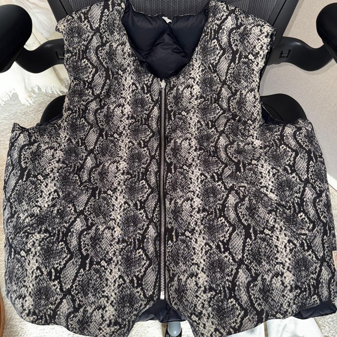 きのSTUSSY WORKGEAR リバーシブル ダウンベスト パイソン柄