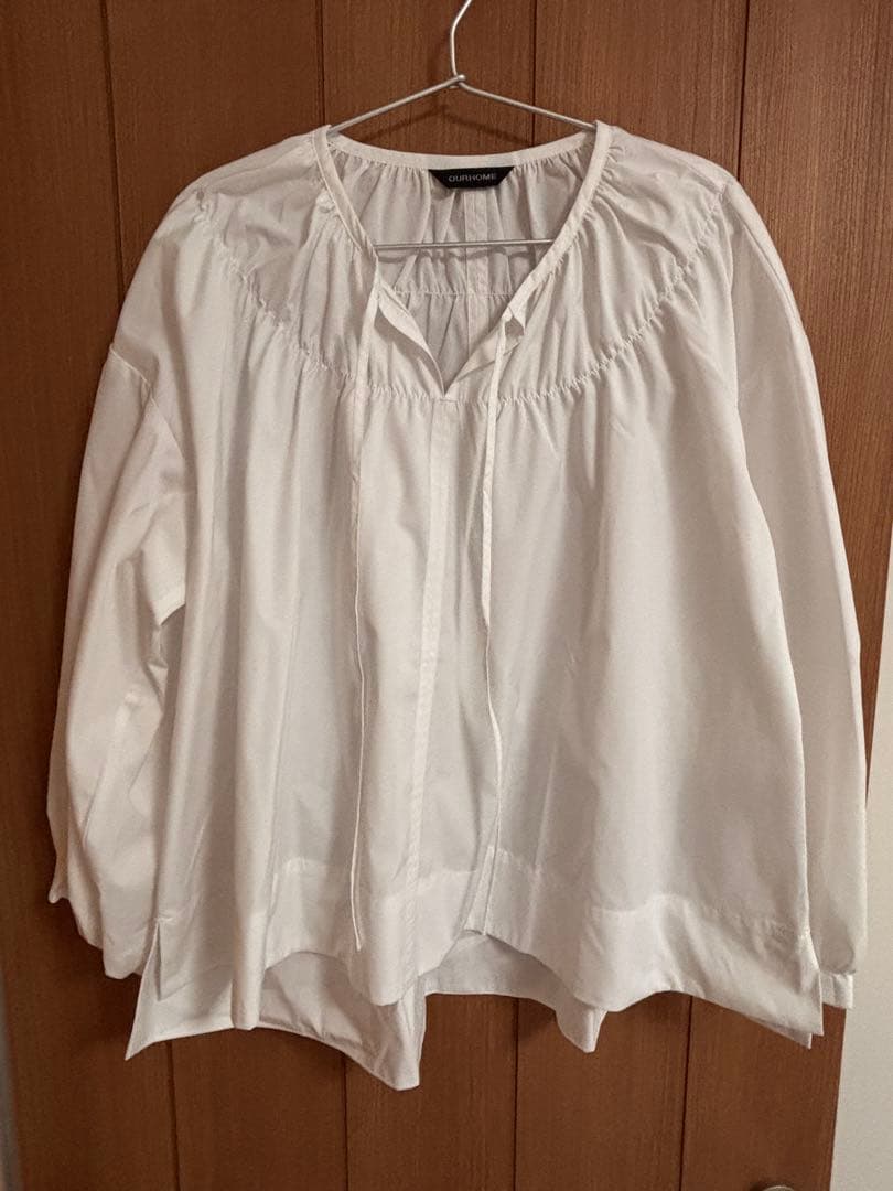 OUR たっぷりギャザーのフレアブラウス　ホワイト