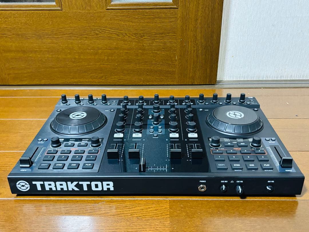 NI 4ch DJコントローラー　TRAKTOR KONTROL S4