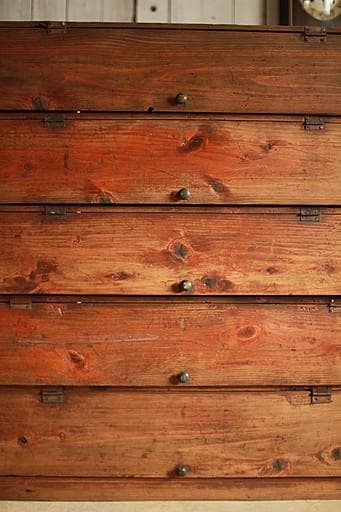 古く味のあるパタパタ扉の木製収納棚　収納棚　食器棚　カップボード　古家具　古道具