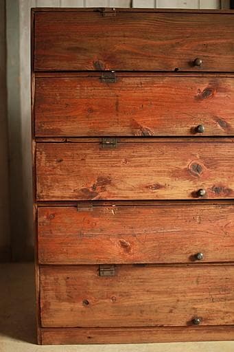 古く味のあるパタパタ扉の木製収納棚　収納棚　食器棚　カップボード　古家具　古道具