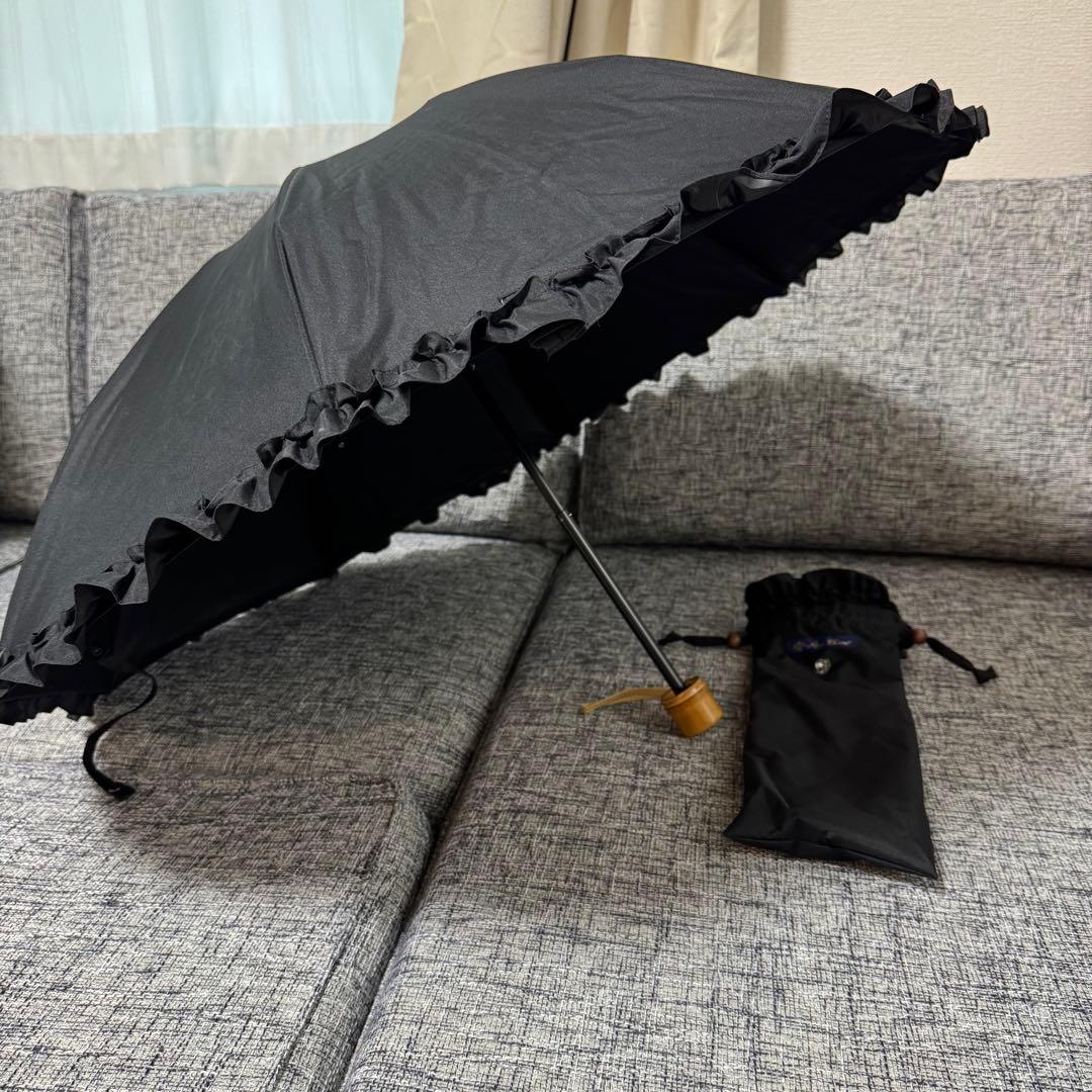 フリル付き黒折りたたみ日傘