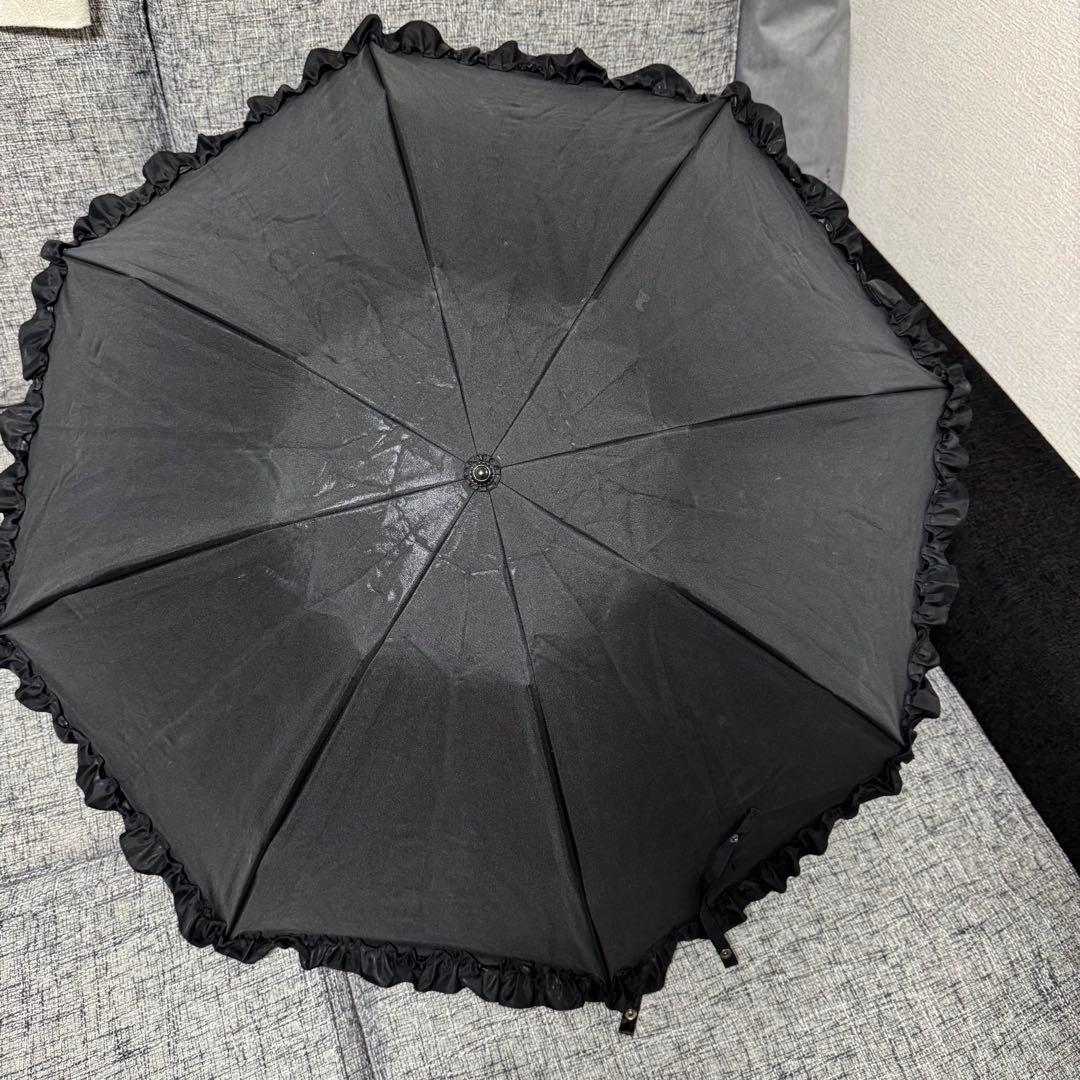 フリル付き黒折りたたみ日傘