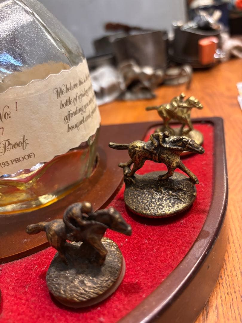 Blanton's ウイスキー空瓶と馬のフィギュア台座セット