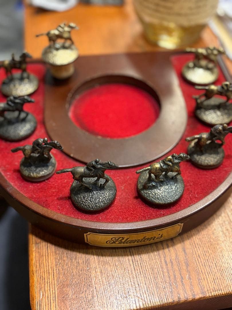 Blanton's ウイスキー空瓶と馬のフィギュア台座セット