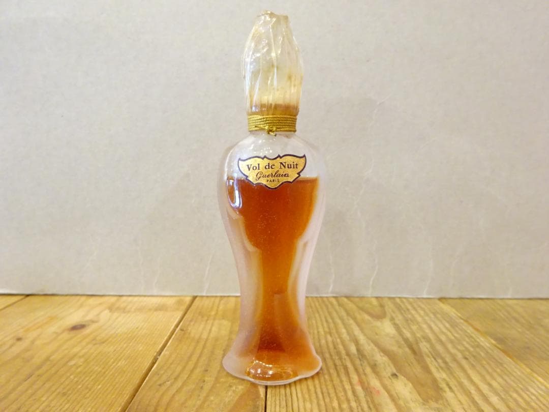 薔薇 つぼみ GUERLAIN vol.de nuit 香水 夜間飛行